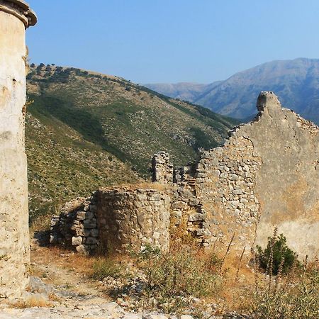 Mpolanos Guesthouse Himare Buitenkant foto