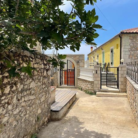 Mpolanos Guesthouse Himare Buitenkant foto