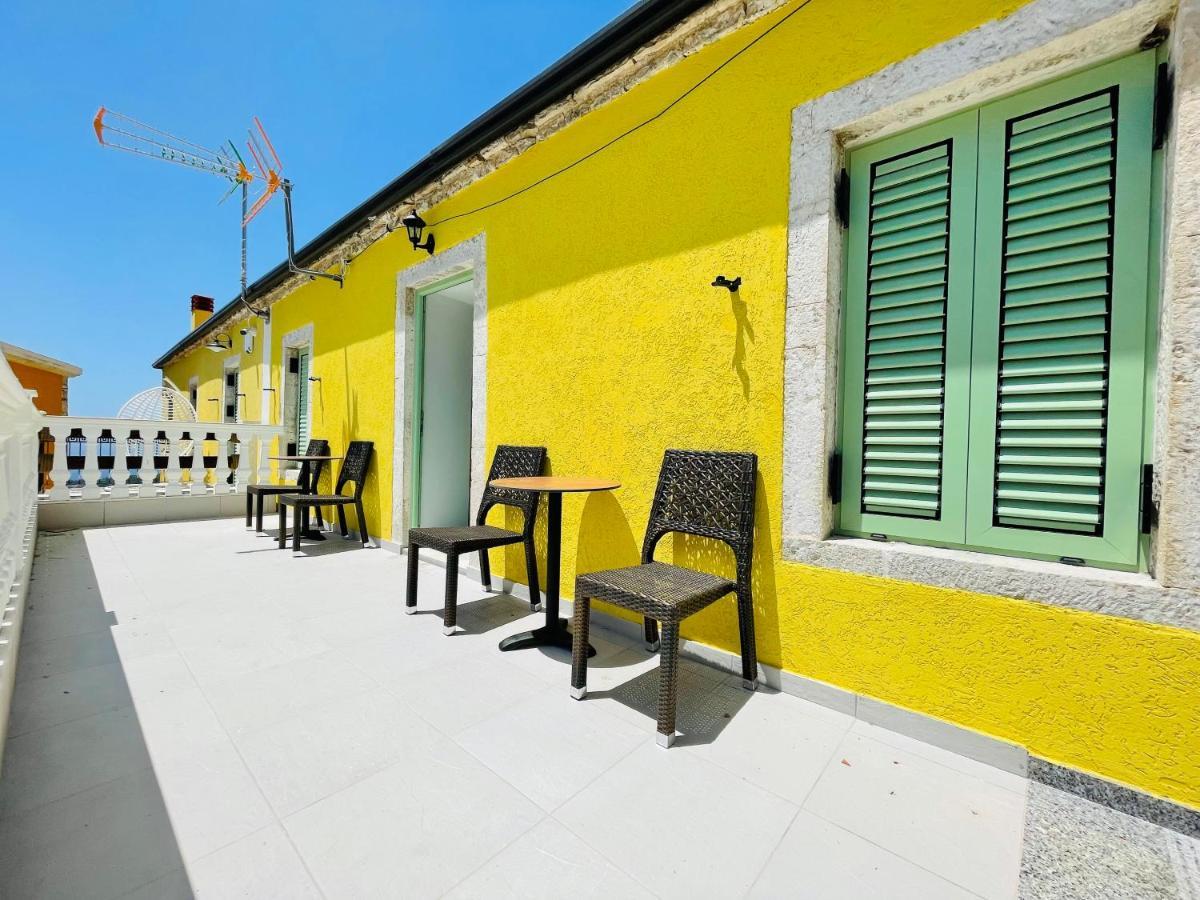 Mpolanos Guesthouse Himare Buitenkant foto