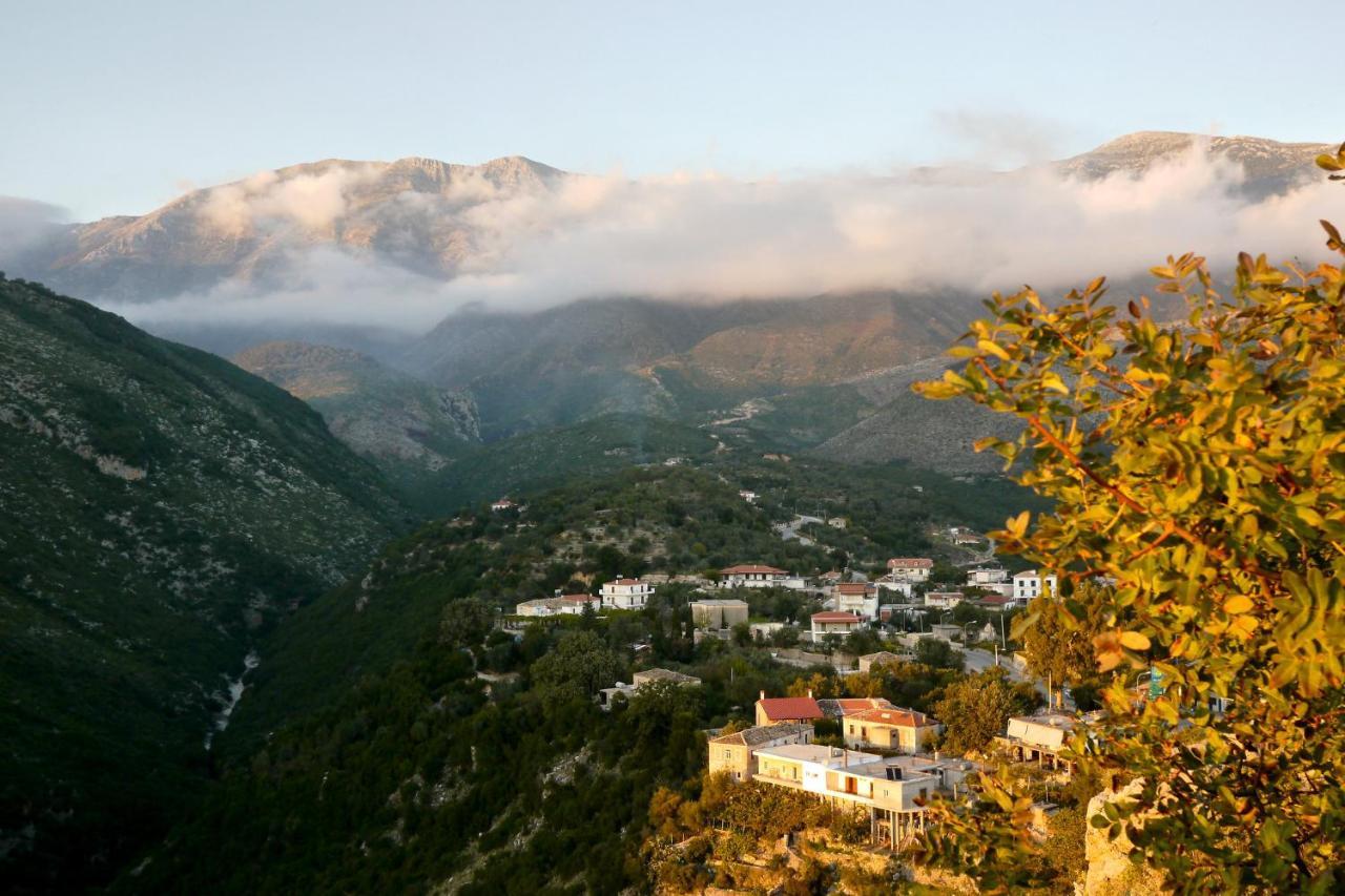 Mpolanos Guesthouse Himare Buitenkant foto