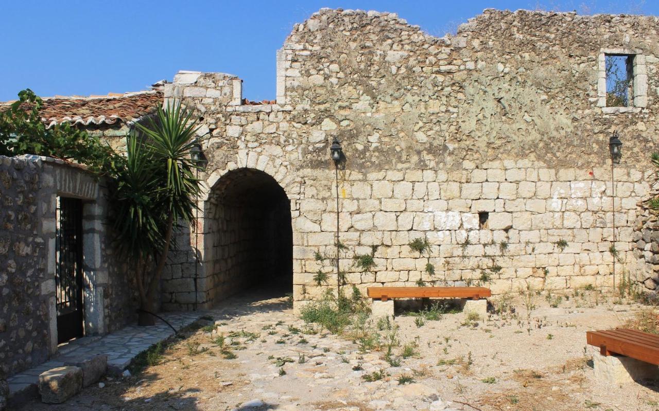 Mpolanos Guesthouse Himare Buitenkant foto
