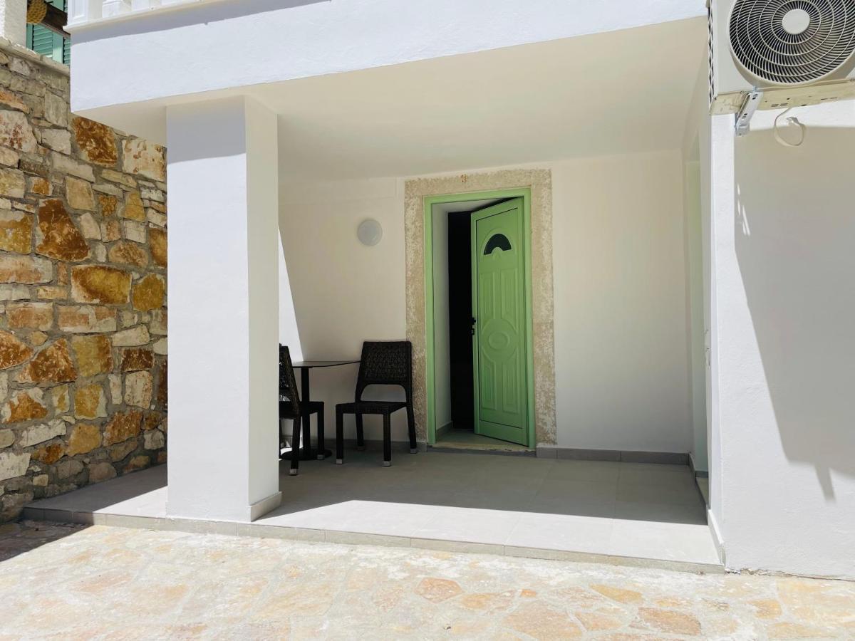 Mpolanos Guesthouse Himare Buitenkant foto