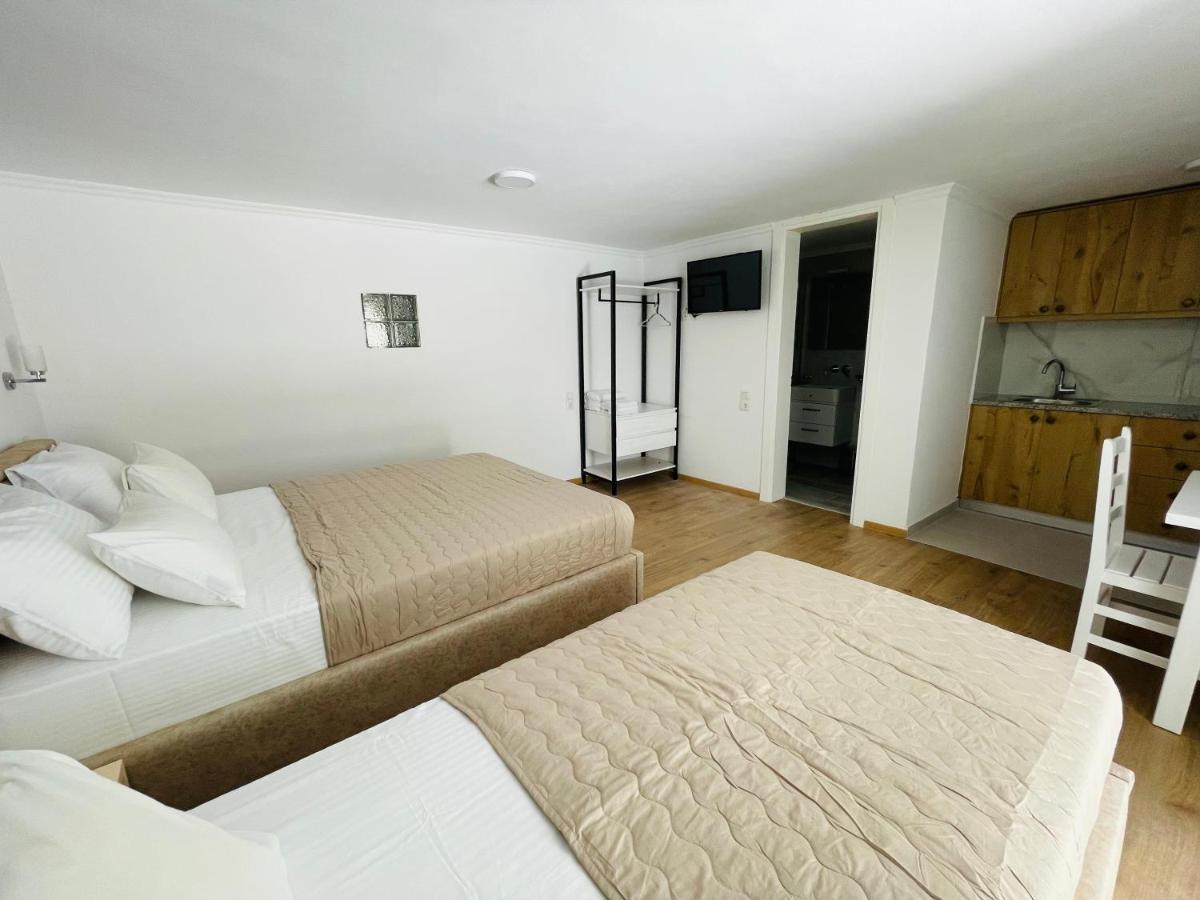 Mpolanos Guesthouse Himare Buitenkant foto