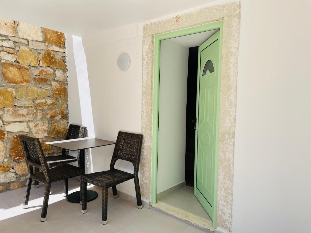 Mpolanos Guesthouse Himare Buitenkant foto
