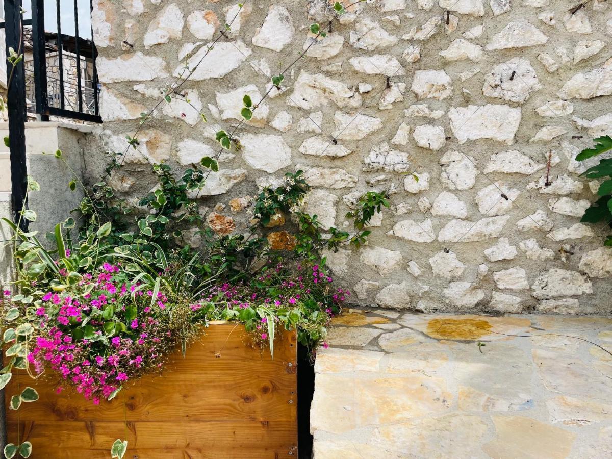 Mpolanos Guesthouse Himare Buitenkant foto